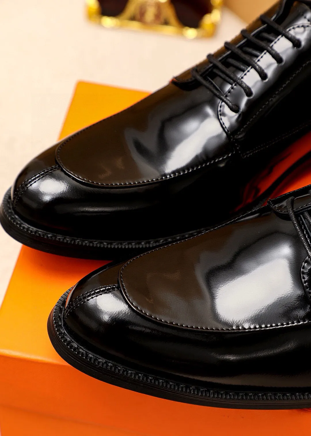 Men's shoes 💰460 💐 Product trademark: HERMES "Hermès" business leather shoes Regular size: 38-44 (45🉑️customized) Product materials: Selected imported first-layer open-edge beaded calfskin upper, imported water-dyed 🐂 cowhide lining. Strong three-dimensional visual effect, non-slip and wear-resistant combination outsole Color: 2⃣️colors available